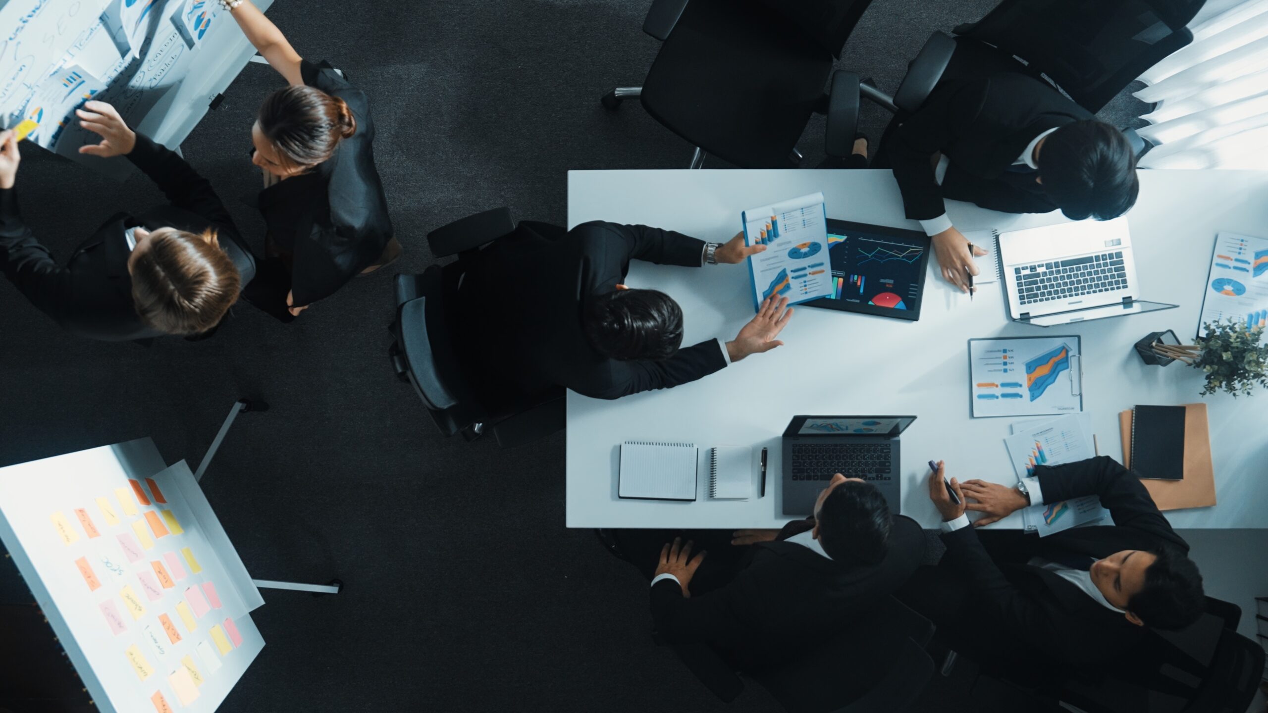 Vista dall'alto di un team professionale che lavora